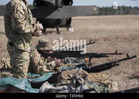 Stati Uniti Army Chief Warrant Officer 2 Oliver polverosi, 1-111th supporto generale del battaglione di aviazione, 59th aviazione comando di truppa, Carolina del Sud la Guardia Nazionale, incendi M240B mitragliatrice a Poinsett elettronica combattere gamma in Sumter, Carolina del Sud, Feb 26, 2019. Unità di aviazione deve condurre gunnery antenna operazioni al fine di sostenere la competenza sui sistemi di armamenti. Foto Stock