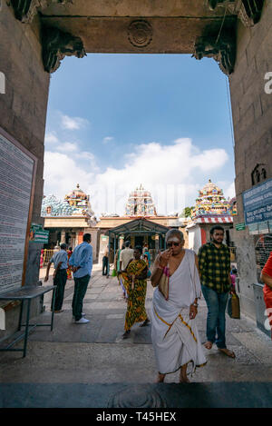 Vista verticale del tempio Kapaleeshwarar a Chennai, India. Foto Stock