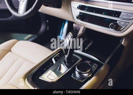 Auto lusso dentro. Interno del prestige auto moderna. Sedili anteriori con il volante. Cockpit bianco. Foto Stock