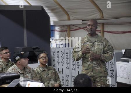 Chief Warrant Officer 3 Joseph Sean, 524th supporto manutenzione battaglione chief, mutandine il battaglione di manutenzione per outlook Col. Dennis H. Leveque, XXV Supporto comandante di brigata, a Camp Buehring, Kuwait, Feb 26, 2019. Il venticinquesimo supporto brigata è il 524th è il tempo di pace sede superiore. Foto Stock
