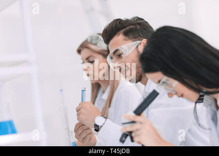 Close up.un gruppo di giovani scienziati di condurre esperimenti in laboratorio. scienza e salute Foto Stock