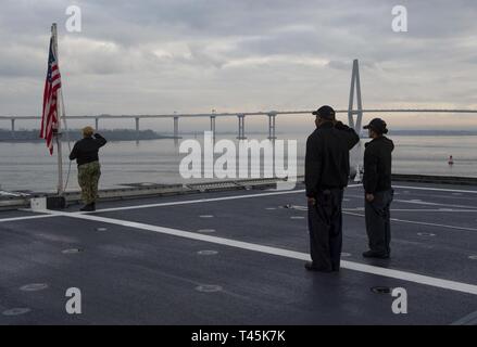 CHARLESTON, Carolina del Sud (1 marzo 2019) velisti assegnati per il futuro USS Charleston (LCS 18) alzare la bandiera americana durante la mattina i colori mentre ormeggiato a Charleston di Columbus Street Pier. LCS 18 sarà il sedicesimo Littoral Combat Ship per immettere la flotta e la nona dell'indipendenza variante. È la sesta nave chiamato con il nome di Charleston, la più antica e la più grande città negli Stati Uniti Stato della Carolina del Sud. Foto Stock