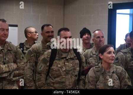 Cal soldati di guardia dal quarantesimo divisione di fanteria sono indirizzati dalla loro leadership al ritorno da un periodo di nove mesi di distribuzione per l'Afghanistan. Sono arrivati i militari di Fort Hood in Texas, 1 marzo e sarà avviato un processo di disarmo, prima di tornare a casa in California. Foto Stock