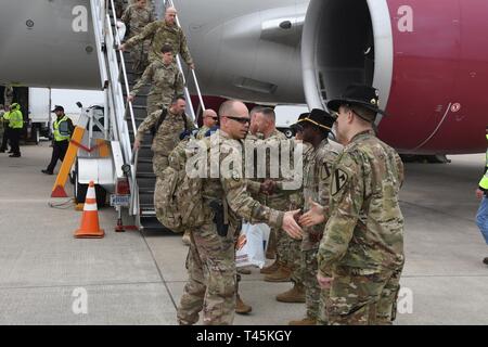 Cal soldati di guardia dal quarantesimo divisione di fanteria arriva a Fort Hood in Texas, il 1 marzo dopo il completamento di un periodo di nove mesi di missione in Afghanistan. Foto Stock