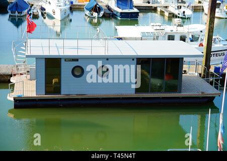 Waterlodge case galleggianti a Brighton Marina England Regno Unito. Foto Stock