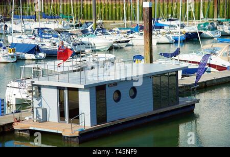 Waterlodge case galleggianti a Brighton Marina England Regno Unito. Foto Stock