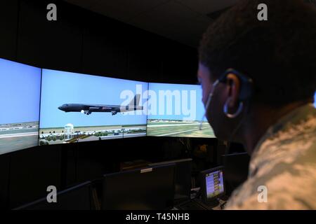 Airman 1. Classe Isacco Lawshea, 5a supporto delle operazioni squadrone di controllore del traffico aereo, i treni su un simulatore a Minot Air Force Base in North Dakota, 5 marzo 2019. Il simulatore fornisce una varietà di scenari diversi per preparare gli avieri per dovere. Foto Stock