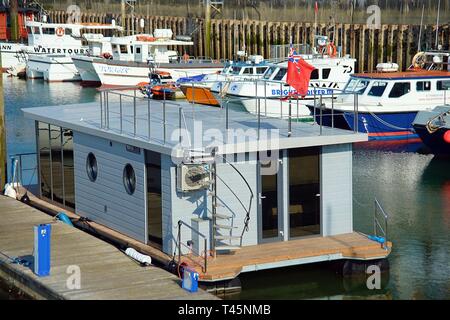 Waterlodge case galleggianti a Brighton Marina England Regno Unito. Foto Stock