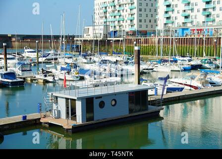 Waterlodge case galleggianti a Brighton Marina England Regno Unito. Foto Stock