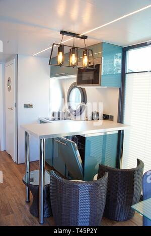 Waterlodge case galleggianti a Brighton Marina England Regno Unito. Foto Stock