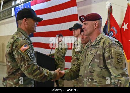 Stati Uniti Esercito il Mag. Gen. James Mingus, destra, l'ottantaduesima Airborne Division comandante generale, riconosce il personale Sgt. Contrassegnare Varley, un istruttore assegnato ad anticipo Airborne School, durante una cerimonia di consegna dei diplomi alla rampa di colore verde sul Papa Army Airfield, North Carolina, Marzo 5, 2019. Varley è stata selezionata come jumpmaster istruttore del ciclo per il suo impegno e dedizione alla formazione dei paracadutisti in jumpmasters. Foto Stock