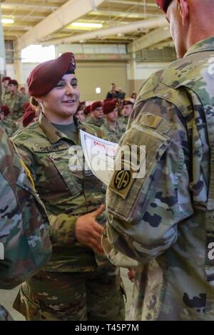 Stati Uniti Army Sgt. Mercedes Specht, un paracadutista assegnati al 1° Brigata Team di combattimento, ottantaduesima Airborne Division, riceve la sua jumpmaster certificato dal magg. Gen. James Mingus, della divisione di comandante generale, durante Jumpmaster classe 19-04 cerimonia di laurea alla rampa di colore verde sul Papa Army Airfield, North Carolina, Marzo 5, 2019. Nel 1978, la divisione americana ha accolto con favore il suo primo paracadutista femmina e in 1995, Sgt. 1. Classe Jan Garcia è diventata la prima donna jumpmaster istruttore. Queste donne ha aperto le porte della possibilità di paracadutisti come Specht. Foto Stock