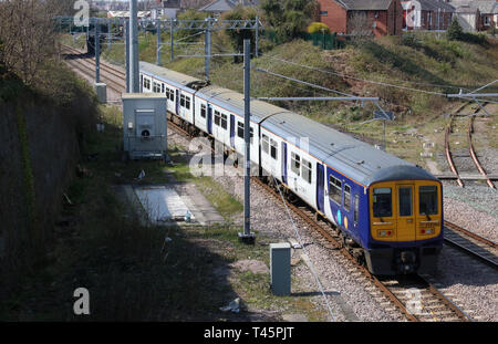 Classe 319 Northern Electric Multiple Unit treno azionato da Nord lasciando Poulton-le-Fylde station con Express il servizio passeggeri, 13 aprile 2019. Foto Stock