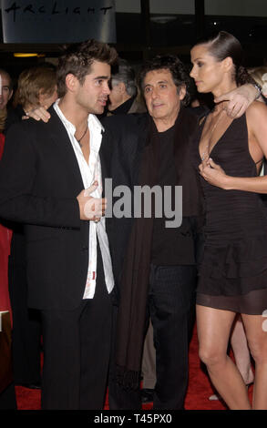 LOS ANGELES, CA. 28 gennaio 2003: Attore Colin Farrell (sinistra), AL PACINO & attrice Bridget Moynahan presso il Los Angeles premiere del loro nuovo film la recluta. © Paul Smith / Featureflash Foto Stock