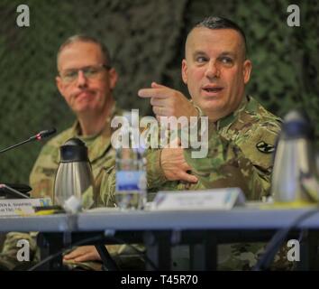 Reno ORDNANCE caserma, Germania - Il Mag. Gen Steven Shapiro, XXI Theatre supporto comando comandante generale, parla a logisticians durante gli Stati Uniti Esercito Europa Supporto prove di concetto trapanare Venerdì 8 Marzo, 2019 a Kaiserslautern, in Germania. Alleati e partner delle Nazioni Unite U.S. Esercito Europa ai pianificatori di sincronizzare gli sforzi di pianificazione per gli esercizi di estate nel Mar Nero e nelle regioni dei Balcani. Foto Stock