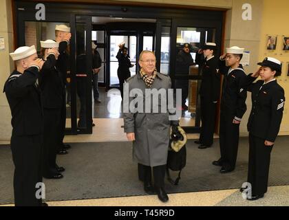 CHICAGO, Ill. (7 marzo 2019) Il Dottor Barclay Butler, Assistente direttore della health care administration per la difesa della salute, dell'Agenzia è accolti a bordo dal sideboys per un tour del capitano James A. Lovell Federal Health Care Center. Lovell FHCC è il primo del suo genere e solo, centro sanitario che integra il Dipartimento della Difesa e degli Affari dei Veterani di cure mediche in una singola missione combinato. Foto Stock