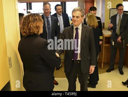 CHICAGO, Ill. (7 marzo 2019) Il dottor Steven Lieberman, deliberando principal vice sottosegretario di Stato per la salute per i veterani Health Administration, saluta un membro dello staff del capitano James A. Lovell Federal Health Care Center durante un tour dell'impianto. Lovell FHCC è il primo del suo genere e solo, centro sanitario che integra il Dipartimento della Difesa e degli Affari dei Veterani di cure mediche in una singola missione combinato. Foto Stock