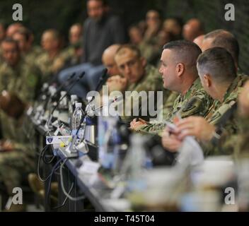 Reno ORDNANCE caserma, Germania - Il Mag. Gen Steven Shapiro, XXI Theatre supporto comando comandante generale, parla a logisticians durante gli Stati Uniti Esercito Europa Supporto prove di concetto trapanare Venerdì 8 Marzo, 2019 a Kaiserslautern, in Germania. Alleati e partner delle Nazioni Unite U.S. Esercito Europa ai pianificatori di sincronizzare gli sforzi di pianificazione per gli esercizi di estate nel Mar Nero e nelle regioni dei Balcani. Foto Stock