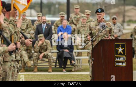 Lt. Gen. Terry Ferrell, Comandante generale degli Stati Uniti Esercito centrale, fornisce il suo discorso in arrivo per i partecipanti di USARCENT il mutamento della cerimonia di comando al Lucky Park, al di fuori del comando presso la sede centrale, Shaw Air Force Base S.C., Marzo 8, 2019. Lt. Gen. Michael X. Garrett rinunciato il comando e il controllo di USARCENT di Ferrell. Foto Stock