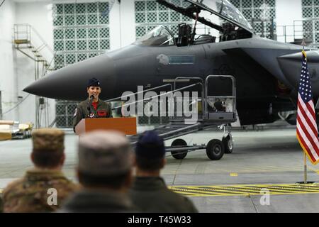 Lt. Col. Jaina L. Donberg, incoming 494th Fighter Squadron commander, risolve il 494th FS come suo leader per la prima volta durante la modifica del comando cerimonia al Royal Air Force Lakenheath, Inghilterra, 8 marzo 2019. Donberg ha espresso la sua gratitudine per essere accolto come una parte del "Finest, cattivo, più cattivo" Fighter Squadron famiglia. Foto Stock