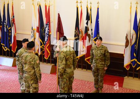 Gli Stati Uniti Army Health Clinic di Ansbach condurre un cambiamento del comando cerimonia di Von Steuben centro comunitario in Ansbach, Germania, 8 marzo 2019. Durante la cerimonia Col. Burke Bristow (comandante uscente), lasciò il comando di Lt. Col. Daniel contanti (comandante in arrivo). La modifica del comando cerimonia è un evento Costruire sulla tradizione, simbologia, e patrimonio. La chiave per la cerimonia è il passaggio dei colori, che è un simbolo di autorità, che rappresentano le sue responsabilità per l'organizzazione. Il passaggio dei colori simboleggia il trasferimento di autorità dal comandante uscente a Foto Stock