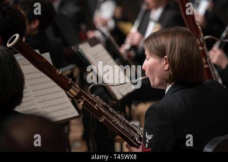 CLOVIS, N.M. (9 marzo 2019) musicista di prima classe Renee DeBoer, dall'Indipendenza, Missouri, riproduce fagotto durante la banda della marina militare concerto presso il Marshall Middle School di Clovis, Nuovo Messico. Gli Stati Uniti La banda della marina militare effettuata in 10 stati durante la sua 23-city, 5.000-mile tour, il collegamento delle comunità di tutta la nazione per la loro Marina. Foto Stock