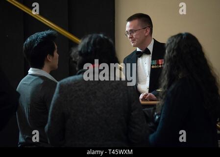 CLOVIS, N.M. (9 marzo 2019) Capo musicista Randy Johnson, da Wayzata, Minnesota, parla con i membri del pubblico a seguito della banda della marina militare concerto presso il Marshall Middle School di Clovis, Nuovo Messico. Gli Stati Uniti La banda della marina militare effettuata in 10 stati durante la sua 23-city, 5.000-mile tour, il collegamento delle comunità di tutta la nazione per la loro Marina. Foto Stock