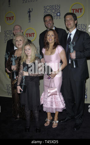 LOS ANGELES, CA. Marzo 09, 2003: Cast di Tutti amano Raymond - Ray Romano, Patricia Heaton, Doris Roberts, Peter Boyle, Madylin addolcire & Brad Garrett - al 9° Screen Actors Guild Awards di Los Angeles © Paul Smith / Featureflash Foto Stock