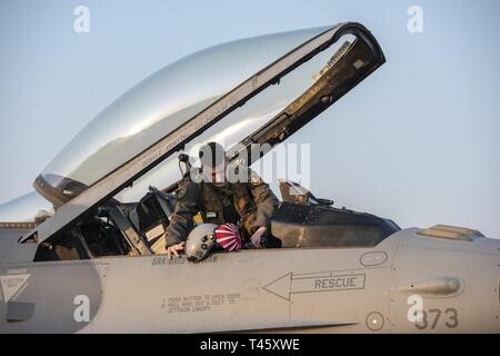 Stati Uniti Air Force Capt. Coleman Farrell, 14th Fighter Squadron F-16 Fighting Falcon pilota, si prepara per il primo volo durante il COPE Tiger 19 a Korat Royal Thai Air Force Base in Thailandia, 11 marzo 2019. COPE Tiger è un annuale antenna multilaterale esercizio finalizzato a migliorare la lotta contro la prontezza e la interoperabilità tra la Repubblica di Singapore Air Force, Royal Thai Air Force e U.S. Air Force, mentre contemporaneamente la valorizzazione delle tre nazioni' relazioni militari. Foto Stock