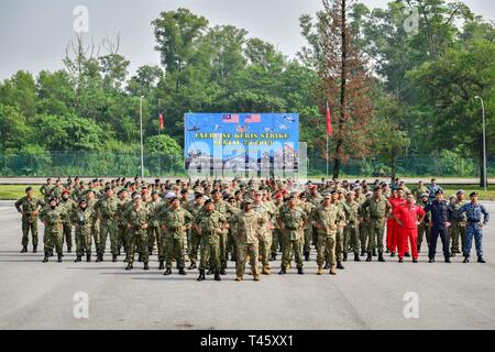 Membri del malese per le forze armate e i militari Usa posano per una foto dopo la cerimonia di apertura dell'esercizio Keris sciopero, Marzo 11, 2019. Sciopero Keris è un comune esercizio bilaterale ospitata dalla Malaysia Forze Armate 4° Divisione tenuto Marzo 11-15, 2019 vicino a Kuala Lumpur, Malesia. L'esercizio era costituito da una serie di esperti in materia di scambi (SMEE) progettato per sviluppare la capacità di rispondere rapidamente alle crisi con una maggiore interoperabilità, aumentare l'efficacia delle missioni e sviluppare l'unità di azione all'interno del comune negli Stati Uniti e in Malesia le Forze Armate. Foto Stock