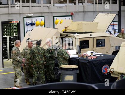 L'Iowa Guardia nazionale, in collaborazione con la Guardia Nazionale Supporto Training Center (STC) situato a Camp Dodge manovra congiunta Training Center ospita soldati provenienti da diversi paesi balcanici durante un giro Humvee manutenzione corso di gestione. Membri della Guardia Nazionale e paesi balcanici eseguendo un controllo di manutenzione su un Humvee in una delle baie di manutenzione. Foto Stock