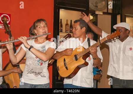 HAVANA CUBA - Giugno 30 2012; i musicisti si esibiscono in bar intrattenere gli ospiti in Havana Club Museum e Bar Foto Stock