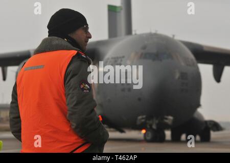 Un israeliano organo di servizio orologi come C-17 Globe Master III atterra a Nevatim Air Base, Israele, Mar 1, 2019 . La distribuzione di un terminale Area altitudine sistema di difesa per Israele è un esercizio di U.S. Esercito, U.S. Air Force e forze israeliane, sotto la forza dinamica concetto di occupazione. L'esercizio si basa la prontezza e la interoperabilità nella regione, dimostra la capacità degli Stati Uniti di implementare rapidamente la difesa aerea attivi a livello globale e dimostra la U.S. Esercito una missione dell'Europa per dissuadere i potenziali avversari e alleati di supporto. Foto Stock