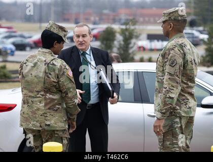 Il Dott. E. Casey Wardynski, Assistente del Segretario dell'esercito di manodopera e gli affari di riserva, è stato accolto dal comando Sgt. Il Mag. Lynice Thorpe-Noel (sinistra), HRC il comando sergente maggiore e il Mag. Gen. Jason Evans (a destra), HRC comandante generale, febbraio 28. Wardynski visitato HRC per la giornata per ottenere una comprensione completa del comando le capacità e le risorse. Foto Stock