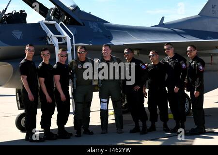 Stati Uniti Avieri assegnato all'F-16 Viper team di dimostrazione (VDT) raccogliere con tenente pensionato Col. Greg Anders, Air Force del patrimonio della fondazione di volo P-51 pilota, centro a sinistra, seguendo la sua familiarizzazione volo a Davis-Monthan Air Force Base, Ariz., 28 febbraio, 2019. Anders è pianificato per volare a fianco della F-16 VDT il comandante, il Mag. John Waters, nel patrimonio culturale di voli durante il 2019 stagione di dimostrazione. Foto Stock