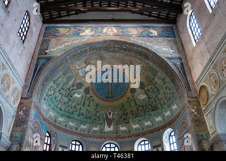 RAVENNA, Italia - 8 agosto 2018: mosaici della navata della basilica di Sant'Apollinare Basilica di Sant'Apollinare in Classe a Ravenna, Emilia-Roma Foto Stock