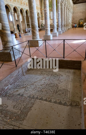 RAVENNA, Italia - 8 agosto 2018: vista dell'interno della Basilica di Sant'Apollinare in Classe a Ravenna, Emilia Romagna, Italia Foto Stock