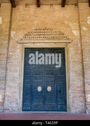La porta della Basilica di Sant'Apollinare in Classe a Ravenna, Emilia Romagna, Italia Foto Stock