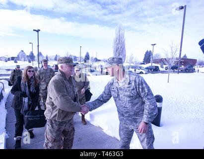 141Commander Col. Johan Deutscher saluta il direttore della Air National Guard L. Scott Riso, accogliendo Lui e il suo staff per la 141Air Refuelling Wing Fairchild Air Force Base Washington Mar 1, 2019. Il generale, sua moglie Nancy Riso, Capo della Air National Guard Ronald Anderson, e gli elementi funzionali del personale aereo ha visitato la 141Air Refuelling Wing per conversare in chat con i leader e Airman circa le sfide che devono affrontare. Foto Stock