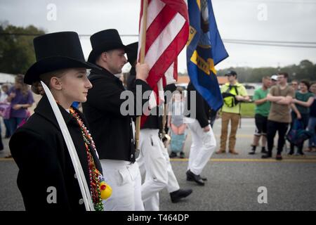 SARALAND, Ala. (2 marzo 2019) velisti assegnati alla USS Constitution marzo nel Saraland Mardi Gras Parade durante la Marina mobile settimana. La Marina programma settimana serve come la Marina Il principale sforzo di divulgazione nelle aree del paese senza una significativa presenza della Marina. Foto Stock