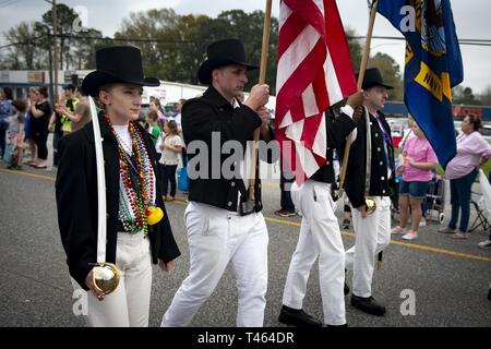 SARALAND, Ala. (2 marzo 2019) velisti assegnati alla USS Constitution marzo nel Saraland Mardi Gras Parade durante la Marina mobile settimana. La Marina programma settimana serve come la Marina Il principale sforzo di divulgazione nelle aree del paese senza una significativa presenza della Marina. Foto Stock