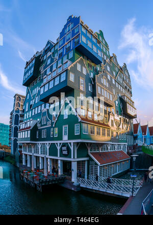 La facciata dell'Inntel hotel, a Zaandam nei pressi di Amsterdam, è composta da varie case colorate in stile olandese. Foto Stock