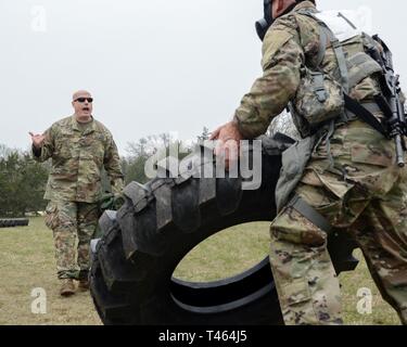 Un Texas Esercito Nazionale soldato di guardia grida di incoraggiamento a un concorrente durante il miglior guerriero della concorrenza a Camp Swift, TX Marzo 23, 2019. Il miglior guerriero la concorrenza è una rigorosa tre-giorni di gara che le prove le tattiche e le competenze tecniche di soldati e aviatori da tutto il Texas. (Texas Air National Guard Foto Stock