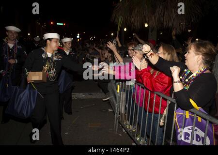 MOBILE, Ala. (2 marzo 2019) velisti assegnati a Navy Talent Acquisition Group (NTAG) New Orleans partecipare ai mistici del tempo Mardi Gras Parade durante la Marina mobile settimana. La Marina programma settimana serve come la Marina Il principale sforzo di divulgazione nelle aree del paese senza una significativa presenza della Marina. Foto Stock