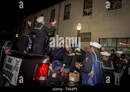 MOBILE, Ala. (2 marzo 2019) velisti assegnati a Navy talento gruppo di acquisizione (NTAG) New Orleans partecipare ai mistici del tempo Mardi Gras Parade durante la Marina mobile settimana. La Marina programma settimana serve come la Marina Il principale sforzo di divulgazione nelle aree del paese senza una significativa presenza della Marina. Foto Stock