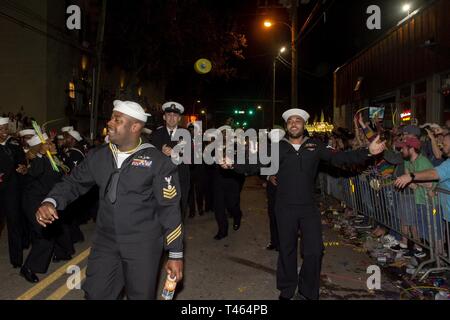 MOBILE, Ala. (2 marzo 2019) velisti assegnati a Navy Talent Acquisition Group (NTAG) New Orleans partecipare ai mistici del tempo Mardi Gras Parade durante la Marina mobile settimana. La Marina programma settimana serve come la Marina Il principale sforzo di divulgazione nelle aree del paese senza una significativa presenza della Marina. Foto Stock