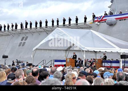 CHARLESTON, Carolina del Sud (2 marzo 2019) della Cmdr. Christopher K. brusca, il comandante della Marina della nuovissima Littoral Combat Ship USS Charleston (LCS 18), offre il suo commento mentre il suo equipaggio guardare su dalla nave durante la messa in funzione di cerimonia. LCS 18 è il sedicesimo Littoral Combat Ship per immettere la flotta e la nona dell'indipendenza variante. È la sesta nave chiamato con il nome di Charleston, la più antica e la più grande città negli Stati Uniti Stato della Carolina del Sud. Foto Stock