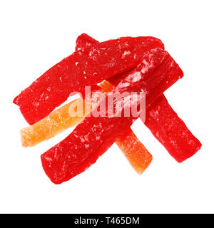 Rosso e arancio essiccato fette di papaia isolati su sfondo bianco. Foto Stock