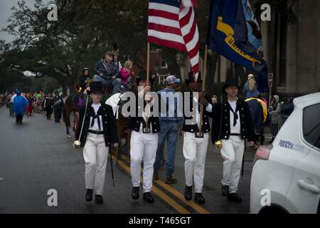 MOBILE, Ala. (3 marzo 2019) velisti assegnati alla USS Constitution marzo presso il Joe Caino Mardi Gras Parade durante la Marina mobile settimana. La Marina programma settimana serve come la Marina Il principale sforzo di divulgazione nelle aree del paese senza una significativa presenza della Marina. Foto Stock