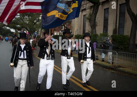 MOBILE, Ala. (3 marzo 2019) velisti assegnati alla USS Constitution marzo presso il Joe Caino Mardi Gras Parade durante la Marina mobile settimana. La Marina programma settimana serve come la Marina Il principale sforzo di divulgazione nelle aree del paese senza una significativa presenza della Marina. Foto Stock